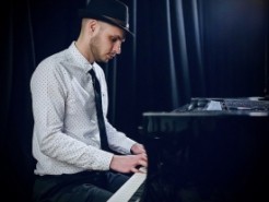 Jon Hickman - Pianist / Singer Hampton, London