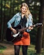 Chloe Jones - Guitar Singer Manchester, North West England