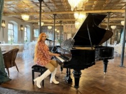 Amiss Tori (Drag Queen Singer/Pianist/Guitarist) - Pianist / Singer Manchester, North West England